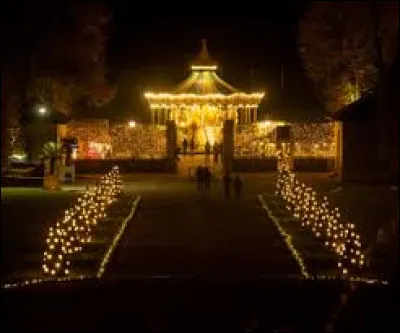 Je vous emm&egrave;ne voir les belles illuminations au domaine national de Saint-Cloud. Ville francilienne, dans l'arrondissement de Nanterre, elle se situe dans le d&eacute;partement ...