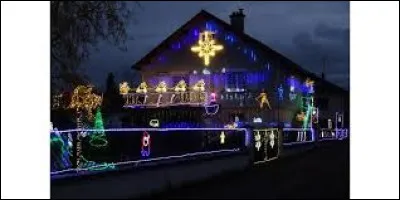 Nous nous arr&ecirc;tons devant cette maison de Lure. Ville Haut-Sa&ocirc;noise, elle se situe en r&eacute;gion ...