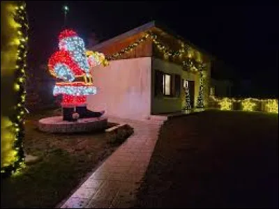 Ce gros P&egrave;re No&euml;l attends patiemment dans une rue de Dun-sur-Meuse. Village de l'arrondissement de Verdun, il se situe dans le d&eacute;partement ...