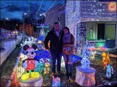 Ce charmant couple vous attends devant leur maison de Saint-Flour, en compagnie de Mickey et d'Olaf. Ville de l'ancienne r&eacute;gion Auvergne, sous-pr&eacute;fecture de son d&eacute;partement, elle se situe ...