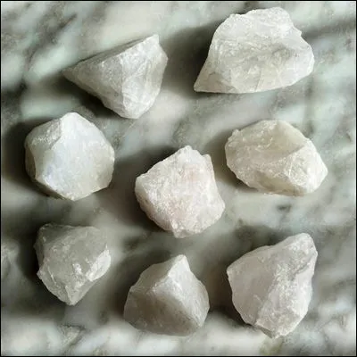 Comment appelle-t-on un solide dont les constituants (atomes ou mol&eacute;cules) sont assembl&eacute;s de mani&egrave;re r&eacute;guli&egrave;re ?