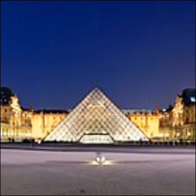 Quel chef-�uvre de la sculpture hell&eacute;nistique est expos&eacute; au sommet de l�escalier principal du mus&eacute;e du Louvre depuis 1884 ?