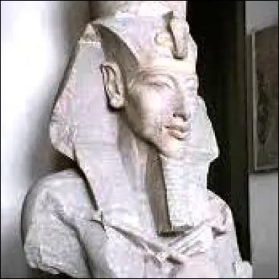 Quelle reine d�&Eacute;gypte &agrave; la beaut&eacute; l&eacute;gendaire a soutenu son &eacute;poux dans l�instauration d�une religion monoth&eacute;iste ?