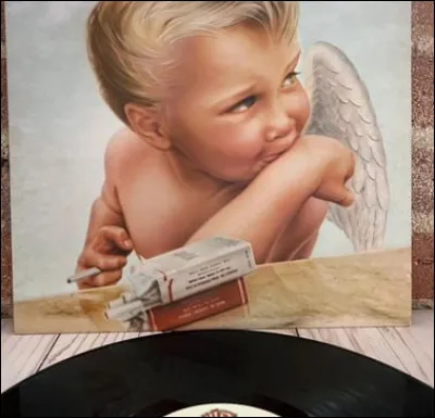 Sur cette pochette de disque sorti en 1984 on voit un ange fumer une cigarette. Quel est ce groupe de rock ?