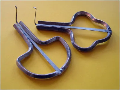 Instrument de musique utilis&eacute; avec le doigt et la bouche :