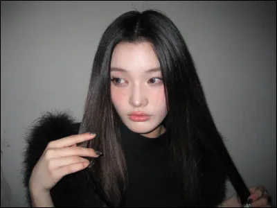 Qui devait faire partie de Illit, mais a quitt&eacute; juste avant de d&eacute;buter ?