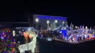 Ce beau renne blanc attend patiemment devant cette maison de Mazi&egrave;res-en-G&acirc;tine. Commune n&eacute;o-aquitaine, dans l'arrondissement de Parthenay, elle se situe dans le d&eacute;partement ...