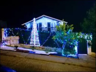Pour finir je vous attends devant cette maison &agrave; Hendaye. Station baln&eacute;aire de la C&ocirc;te Basque, &agrave; la fronti&egrave;re espagnole, sur les bords de la Bidassoa, elle se situe dans le d&eacute;partement ...