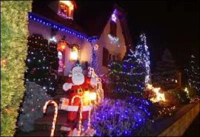Je vous attends maintenant &agrave; c&ocirc;t&eacute; de ce P&egrave;re No&euml;l illumin&eacute; &agrave; Essert. Ville de l'aire urbaine Belfortaine, elle se situe dans l'ancienne r&eacute;gion ...
