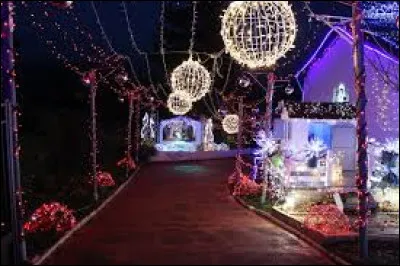 Cette maison illumin&eacute;e est &agrave; voir en Auvergne-Rh&ocirc;ne-Alpes, &agrave; L'Horme. Ville de la m&eacute;tropole St&eacute;phanoise, elle se situe dans le d&eacute;partement ...