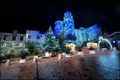 Voici les illuminations d'Uzerche. Ville de l'arrondissement de Tulle, b&acirc;tie sur un &eacute;peron rocheux et surplombant la rivi&egrave;re V&eacute;z&egrave;re, elle se situe dans le d&eacute;partement ...