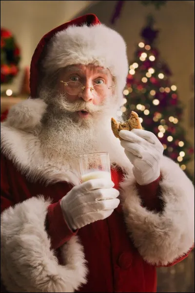 Les enfants __ l'arriv&eacute;e du p&egrave;re No&euml;l avec impatience.