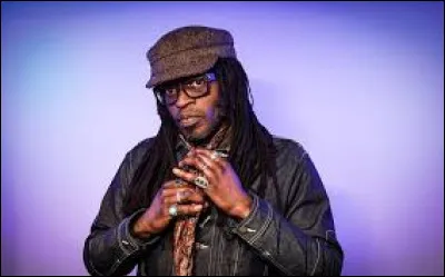 &Agrave; quel chanteur doit-on le tube "A la faveur de l'automne" en 2001 ?