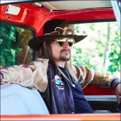 &Agrave; quel chanteur am&eacute;ricain doit-on le tube "All Summer Long" en 2008 ?