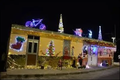 Cette maison se trouve &agrave; Sainte-Luce. Ville de l'aire d'attraction Foyalaise, elle se situe dans le d&eacute;partement ...
