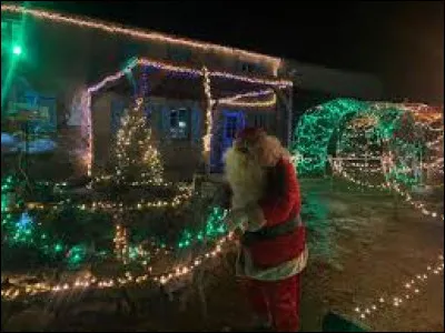 Le P&egrave;re No&euml;l est en rep&eacute;rage devant cette maison de Trois-Fonds. Village n&eacute;o-aquitain, dans l'arrondissement d'Aubusson, il se situe dans le d&eacute;partement ...