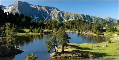 Ath&egrave;nes, ville dans laquelle les Hommes sont pr&eacute;sents depuis le N&eacute;olithique, est-elle une capitale ?