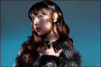 Quelles sont les deux premi&egrave;res chansons de Lisa (en solo) ?