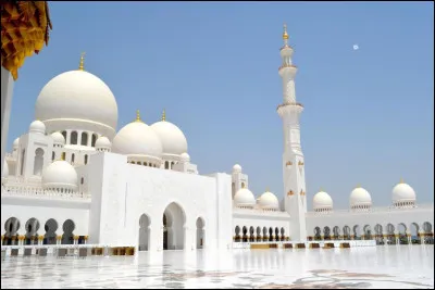 C'est Yusef Abdelki qui est l'architecte de ce chef d'�uvre, mosqu&eacute;e aux d&ocirc;mes par&eacute;s de marbre blanc, appel&eacute;e "La Grande Mosqu&eacute;e Cheikh Zayed". Dans quelle ville, et capitale des &Eacute;mirats arabes unis peut-on l'admirer ?
