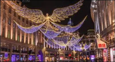 Nous sommes maintenant &agrave; Londres. Capitale de sa nation constitutive et de son pays, travers&eacute;e par la Tamise, elle se situe ...