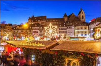 Je vous emm&egrave;ne maintenant au march&eacute; de No&euml;l de B&acirc;le. Troisi&egrave;me vile la plus peupl&eacute;e de son pays et chef-lieu de son canton, elle se situe ...