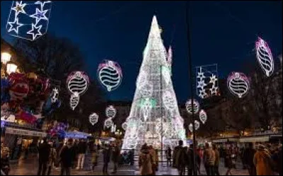 Voici les illuminations de Grenade. Ville Andalouse, au confluent du Beiro, du Darro, du Genil et Monachil, elle se situe ...