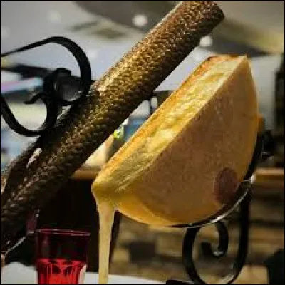 Avec quoi est-il de tradition de d&eacute;guster la raclette ?