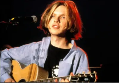 Connu d'abord pour son hit absurde "Loser" qui l'a fait &eacute;merger dans le monde entier, cet artiste am&eacute;ricain a depuis continu&eacute; une longue carri&egrave;re &agrave; succ&egrave;s. Quel est son nom ?