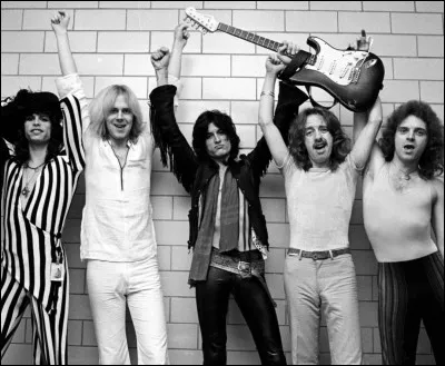 Les l&eacute;gendes du hard rock Aerosmith reviennent aussi dans les ann&eacute;es 90 avec plusieurs ballades &agrave; succ&egrave;s comme "Cryin" ou "Crazy", mais aussi "I Don't Want To Miss A Thing", cr&eacute;&eacute;e pour un film de science-fiction sorti en 1998. Lequel ?