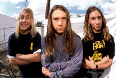 Originaire d'Australie, ce trio de grunge s'insiprant clairement de Nirvana d&eacute;barque avec l'album "Frogstomp" en 1995. Ils n'avaient alors que 15 ans, et ont acc&eacute;d&eacute; &agrave; la notori&eacute;t&eacute; en gagnant un concours local ! Avec les hits "Tomorrow" ou "Israel's Son", ils ont su marquer leur &eacute;poque. Qui sont-ils ?