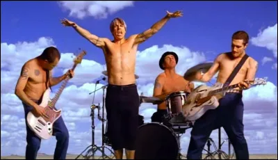 Probablement le groupe le plus californien de l'histoire, ce groupe &eacute;nergique (et torse nu) est connu pour son m&eacute;lange funk, rock et rap inimitable ! Tr&egrave;s pr&eacute;sents encore aujourd'hui, ils sont connus depuis 1991 avec "Give It Away", "Under The Bridge" mais aussi "Californication" en 1999 par exemple. Saurez-vous retrouver le nom particuli&egrave;rement long de ce c&eacute;l&egrave;bre groupe ?