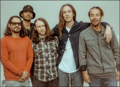 Ce groupe a parfaitement clos la d&eacute;cennie avec son album "Make Yourself", un m&eacute;lange de funk, nu metal et post-grunge. Men&eacute;s par la voix de Brandon Boyd, ils ont eu plusieurs hits &agrave; succ&egrave;s surtout en Am&eacute;rique comme "Drive", "Stellar" ou "Pardon Me". Quel est le nom de ce groupe ?