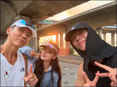 Quel M/V de NewJeans est inspir&eacute; des ann&eacute;es 2000 ?