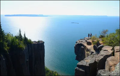 Quel est le nom de ce lac, &agrave; cheval entre le Canada et les &Eacute;tats-Unis, qui est le plus vaste lac d�eau douce au monde ?