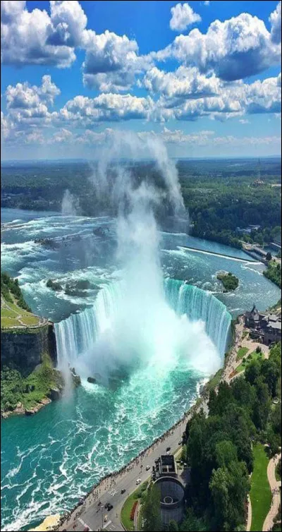 Dans quelle province se trouvent les chutes du Niagara ?
