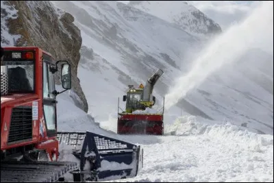 Le col du Galibier dans les Alpes est r&eacute;guli&egrave;rement d&eacute;gag&eacute; nuit et jour pour permettre l'acc&egrave;s vers l'Italie. Quelle est son altitude ?