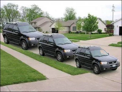 Regardez bien les trois voitures !