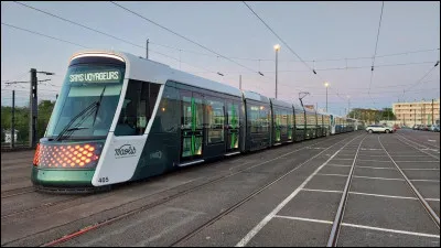 Quelle capitale europ&eacute;enne est connue pour son architecture ''Art Nouveau'' et ses tramways rouges embl&eacute;matiques ?