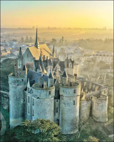 Dans quel pays europ&eacute;en se trouve la vall&eacute;e de la Loire avec ces c&eacute;l&egrave;bres ch&acirc;teaux ?