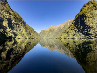 Quel pays est c&eacute;l&egrave;bre pour son syst&egrave;me de fjords spectaculaire ?