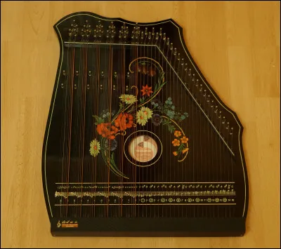 Quel est cet instrument de musique &agrave; cordes pinc&eacute;es, compos&eacute; d'une caisse de r&eacute;sonance sans manche ?