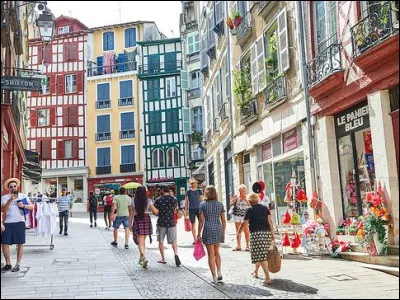 Cette ville du sud de la France est r&eacute;put&eacute;e pour ses f&ecirc;tes. C'est...