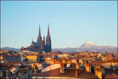Avec sa cath&eacute;drale noire parmi les tuiles rouges, nous sommes immanquablement &agrave;...