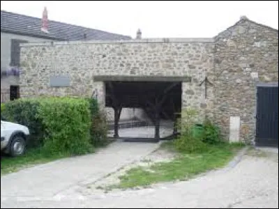 Nous faisons une halte au lavoir de Machery. Hameau Essonnien d&eacute;pendant du village de Vaugrigneuse, il se situe en r&eacute;gion ...