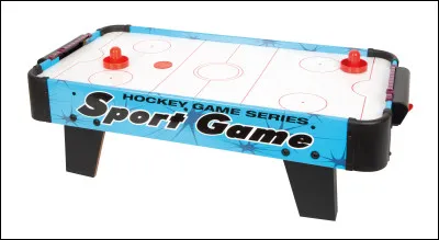 Le jeu que vous pouvez voir ci-dessus a &eacute;t&eacute; invent&eacute; en 1972 par le joueur canadien de hockey sur glace Bob Lemieux. Souvent pr&eacute;sent dans les salles d'arcades, son principe est assez similaire au hockey. Comment s'appelle-t-il ?