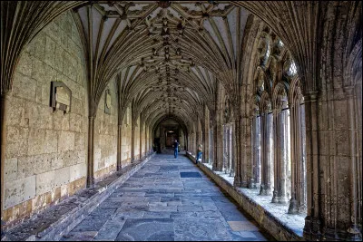 Un ou plusieurs films de la saga Harry Potter ont &eacute;t&eacute; en partie tourn&eacute;s dans le clo&icirc;tre de la cath&eacute;drale de Canterbury.