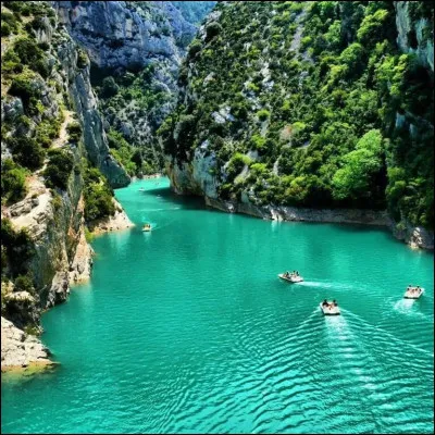 Quel lac est situ&eacute; au pied des gorges du Verdon ?