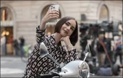 Comment s'appelle la patronne d'Emily ?