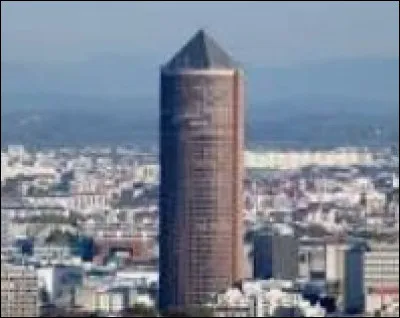 Comment surnome-t-on la tour sur l'image ci-dessus ?