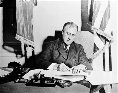 7. Quel grand programme de r&eacute;formes &eacute;conomiques et sociales a &eacute;t&eacute; lanc&eacute; en 1933 pour sortir les &Eacute;tats-Unis de la crise qui a suivi le krach ?